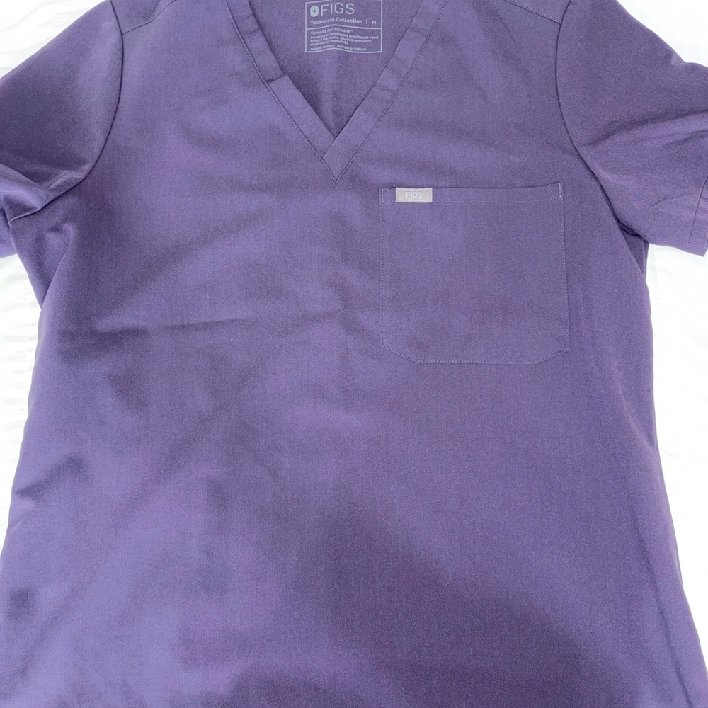 FIGS V-Neck Scrub set in Purple